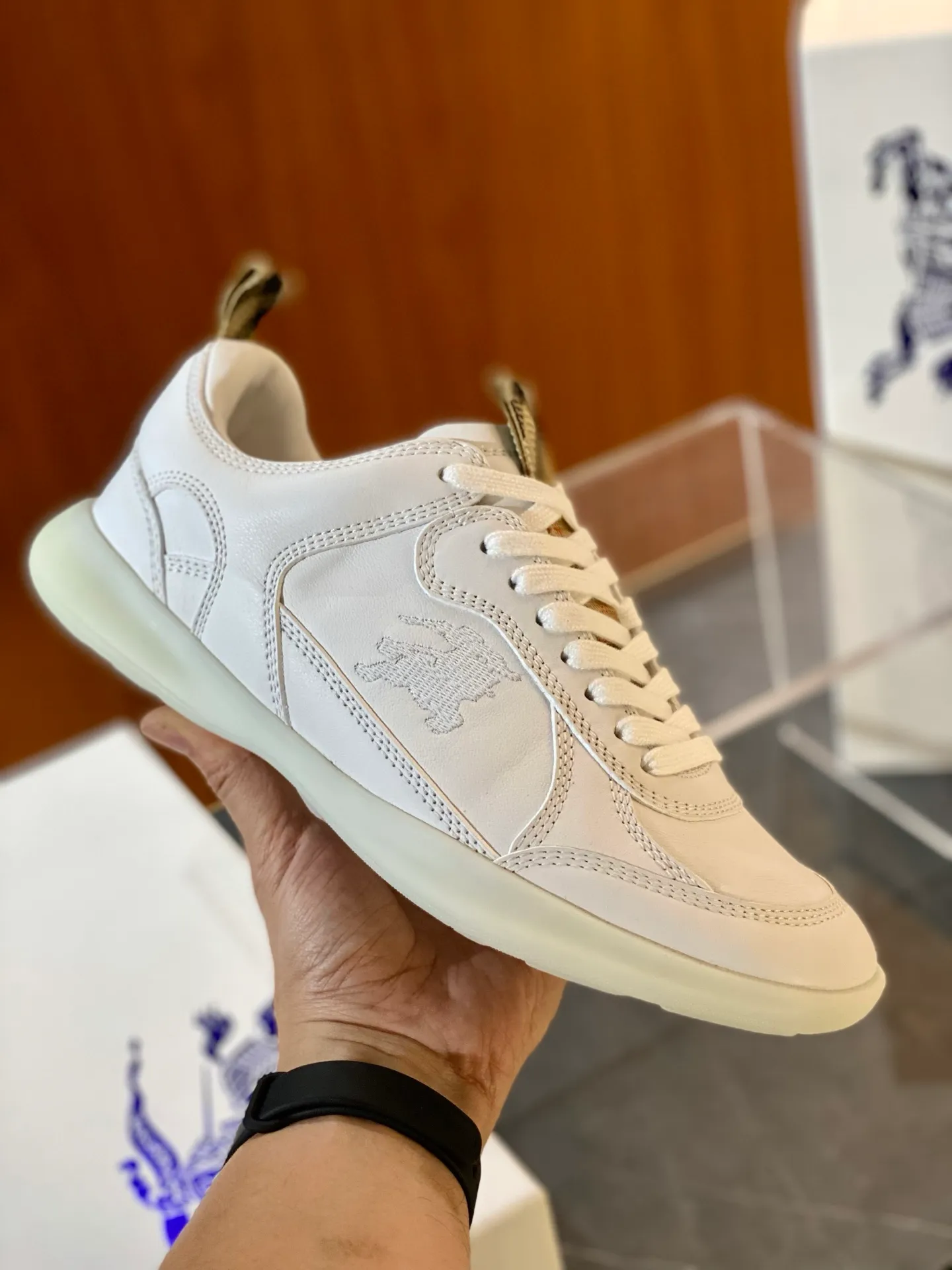 Men's men's shoes💰p420 "Burber＊" SU25 new MATRIX retro sneakers in calfskin. The main style of the summer fashion show is retro and casual, lightweight and comfortable. Burberry made its debut at the brand's 2025 summer fashion show. Made of refined Italian leather with tonal topstitching details, it's inspired by sporty design. Paired with lightweight soles and Burberry check sneakers, they are embellished with embroidery of the brand's Equestrian Knight logo (EKD). - Lace-up design - EKD embroidery on the side - EKD embroidery on the sole Size 38-44